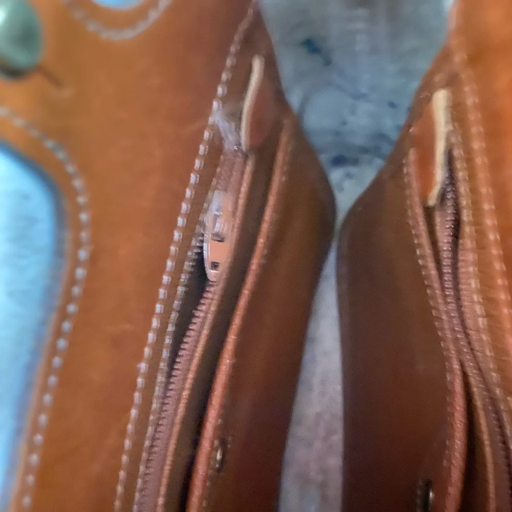 Dooney & Bourke cream leather purse - Picture 9 of 10